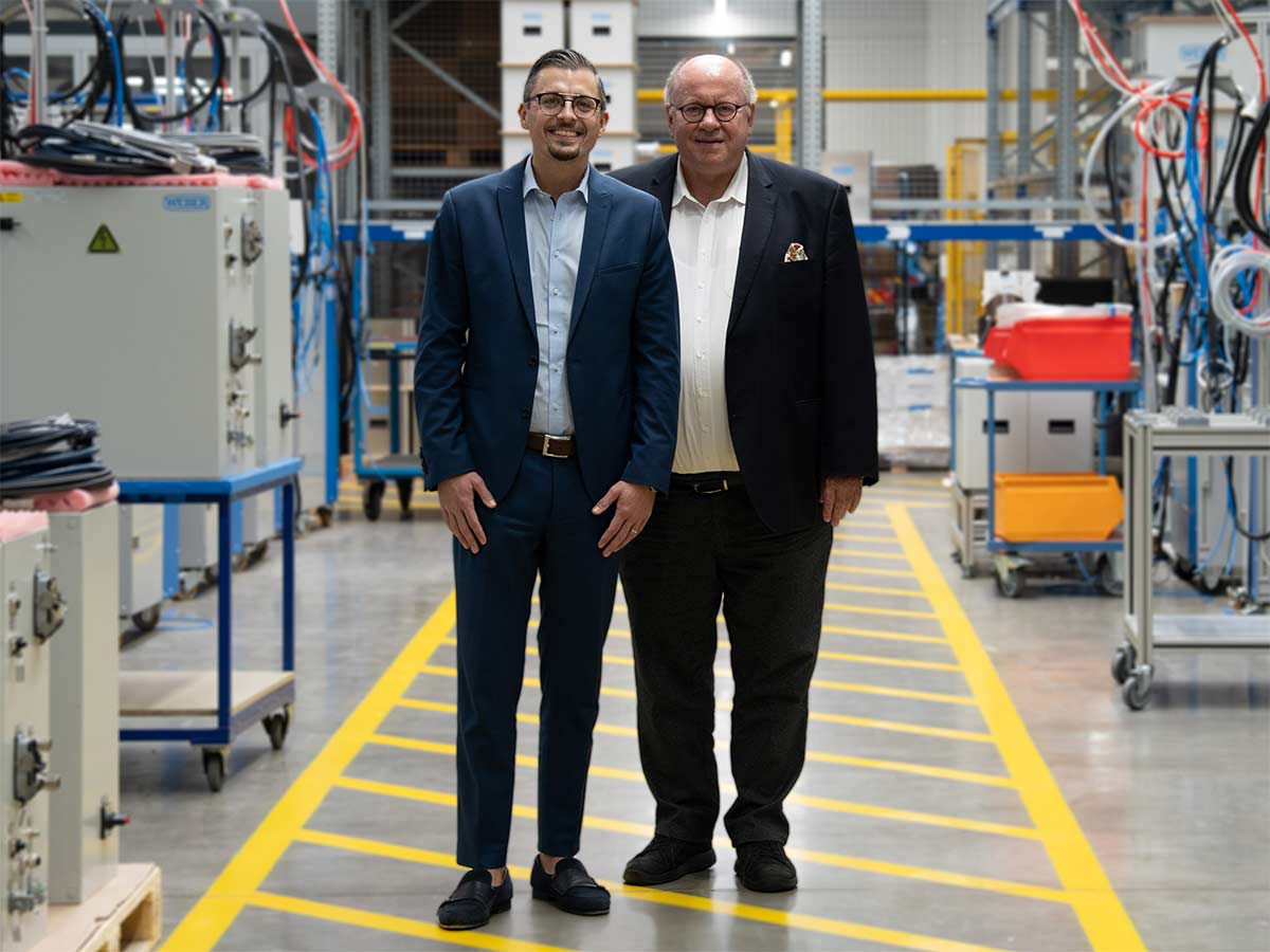 Michael Paul und Felix Kleinert in der Produktionshalle von WEBER