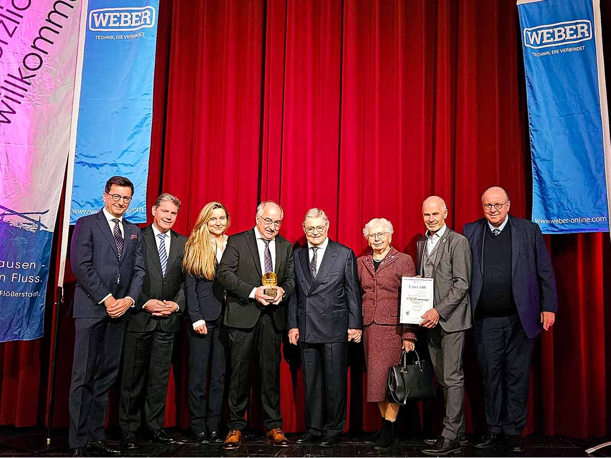 Wirtschaftspreis Wolfratshausen: Familie Weber und Geschäftsführer Hr. Bujnowski nehmen Preis entgegen